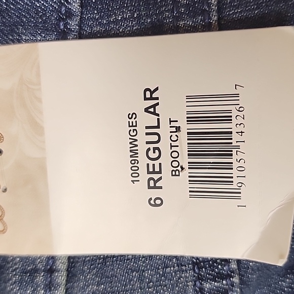 Wrangler Girls Stretch Boot cut Jean, size 6 mid-blue. - Picture 8 of 9